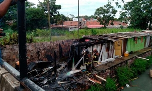À margem de rip-rap, duas casas são destruídas por incêndio