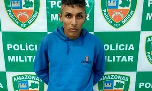 Com fita isolante, rapaz adultera placa de moto furtada e termina preso