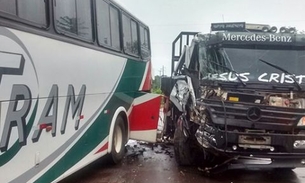 ​Ônibus colide com caminhão na rodovia AM-070