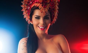 Ainda no clima de Carnaval, Bianca Leão posa nua com adesivos  