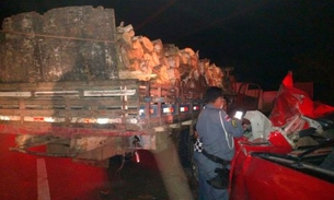 Homem fica preso às ferragens após colidir veículo com caminhão