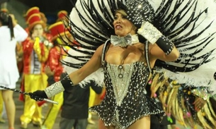 De calcinha micro, ex-BBB Fabiana mostra partes íntimas em desfile das campeãs