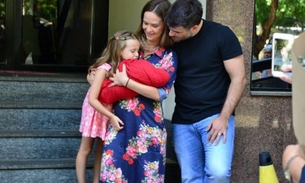 Fernanda Rodrigues deixa maternidade com família