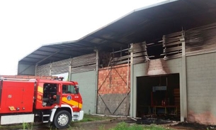 Reação química causa incêndio em fábrica na Avenida do Turismo