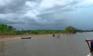 Canoa naufraga com quatro crianças no rio Amazonas