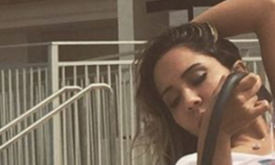 Sem sutiã, Mulher Melão usa mangueira e molha camisa transparente