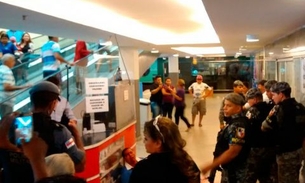 Rixa entre homens deixa um baleado e causa tumulto em supermercado de Manaus
