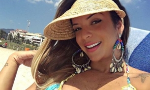 Denise Dias exibe corpão de fio dental em dia de praia