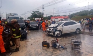 Três carros colidem e vítima fica presa às ferragens na Torquato Tapajós