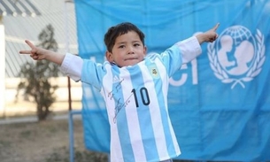 Messi envia camisa autografada para menino afegão que usava sacola como uniforme