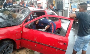 Carro bate em árvore e deixa motorista preso às ferragens na Avenida Itaúba