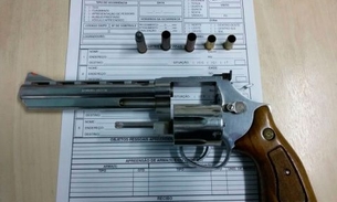 Em churrascada, homem se empolga, saca arma e atira na rua