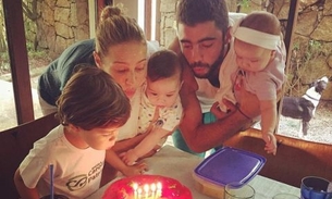 Luana Piovani comemora seis meses dos gêmeos com foto fofa