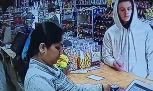 Mulher agride assaltante com gaveta de caixa registradora em loja 