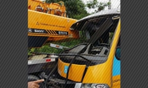 Micro-ônibus bate em caminhão e deixa vários passageiros feridos