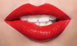 Que tal ter a boca vermelha perfeita? Tutorial ensina como ter a boca dos sonhos 