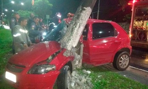 Carro colide com poste e deixa motorista retido no veículo no Coroado