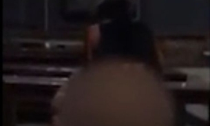 Casal é flagrado fazendo sexo em calçada de bar 