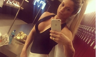Dani Sperle atiça seguidores ao postar foto ousada de fio dental