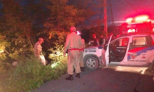 Carro com cinco pessoas capota no Distrito Industrial II