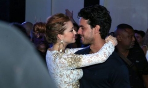 Marina Ruy Barbosa e outros famosos beijam muito em festa 