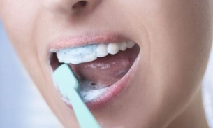Escovar os dentes com força pode estar o seu sorriso 