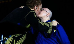 Nando Reis e Herbert Vianna dão selinho em lançamento de turnê