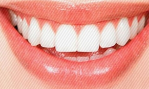 4 truques caseiros para clarear os dentes