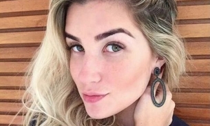 Ex-BBB Aline Gotschalg posa de biquíni e mostra barriguinha de gravidez