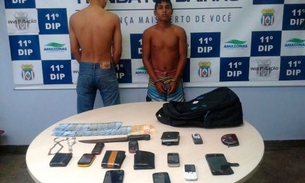 Dupla assalta micro-ônibus executivo, foge a pé, mas é presa escondida em casa