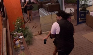 BBB 16: Ronan tenta roubar beijo de Munik em festa