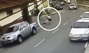 Mulher é arremessada contra parede em acidente de carro