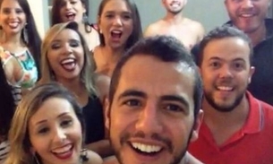 Ex-BBB Matheus curte noite rodeado de mulheres