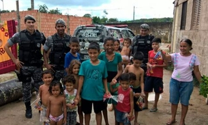 “Ursinhos carinhosos” distribuem chocolates a crianças de comunidade carente