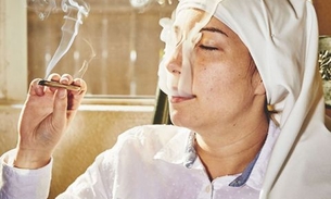 Série de fotos mostra freiras que cultivam maconha nos fundos de casa 