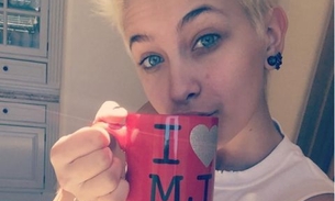 Filha de Michael Jackson desabafa nas redes sociais sobre luta contra alcoolismo