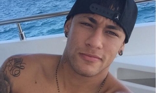 Neymar ostenta celular banhado a ouro e divide opiniões