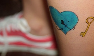 Mulher fica embriagada e tatua os filhos