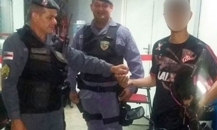 Em fuga, assaltantes abandonam arma e motocicleta usados em roubo a lanche