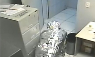 Para driblar sistema de segurança, bandidos invadem banco enrolados em papel alumínio