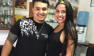 Munik posta foto com rapaz e é xingada de “prostituta