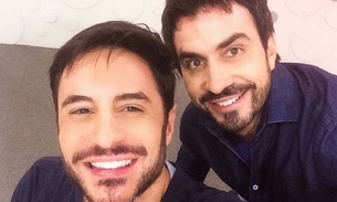 Padre Fábio de Melo posa com Ricardo Tozzi e impressiona com semelhança