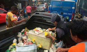 PMs fazem a entrega de alimentos arrecadados em competição de futsal na zona Sul