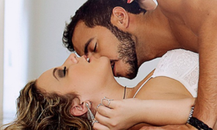 Com sutiã desabotoado, Cacau leva apalpada de Matheus e algo chama atenção