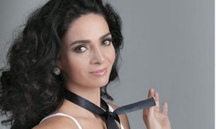 Claudia Ohana posta foto ousada de topless e fio dental