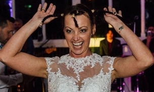 Noiva raspa cabeça durante casamento para homenagear marido com câncer