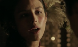 Atriz mostra seios em ‘Liberdade, Liberdade’ e é elogiada na web “sen-sa-ci-o-nal”