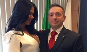 Mulher de novo ministro do Turismo comemora posse com fotos só de fio dental 