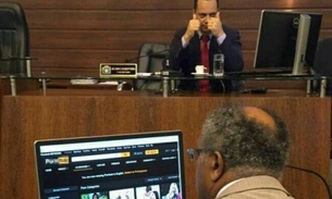 Vereador é flagrado vendo site pornô durante sessão na Câmara