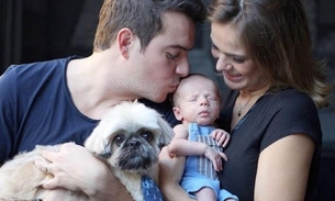 Thaís Pacholek e Belutti posam com filho recém-nascido